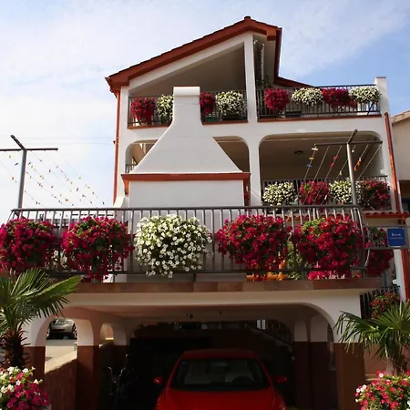 Apartment Dora Malinska